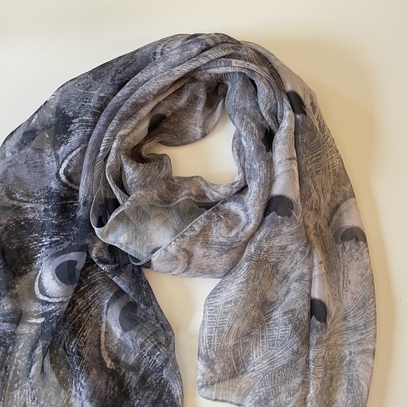 Beautiful Gray Ombré Shear Peacock Feather Oblong Acrylic Scarf BNWOT - Picture 9 of 11